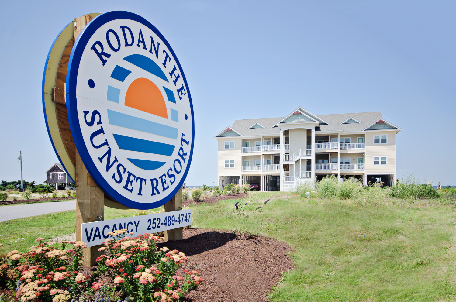 zrodanthesunsetresortexterior Rodanthe Sunset Resort Hatteras